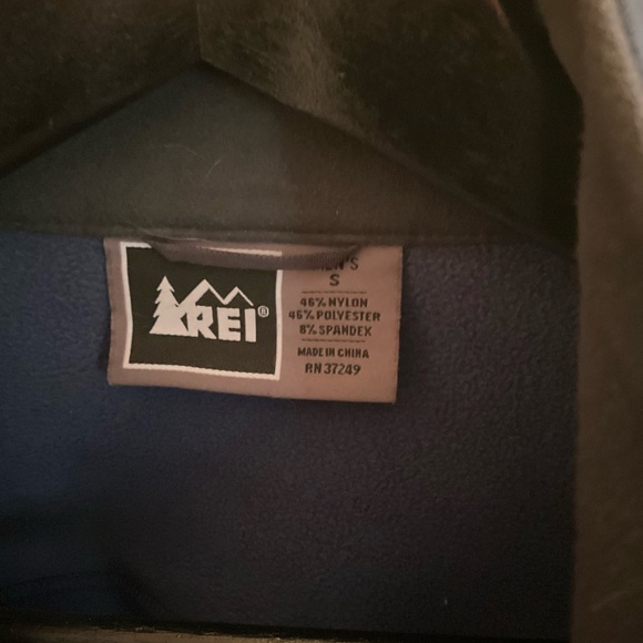 REI - Picture 3 of 3
